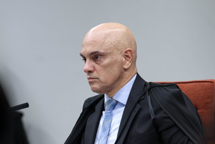 Alexandre de Moraes provoca risos ao saber que era xingado em grupo bolsonarista: ‘Tô acostumado’