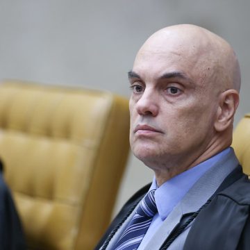 Moraes manda Câmara suspender salário e verbas do gabinete de Carla Zambelli