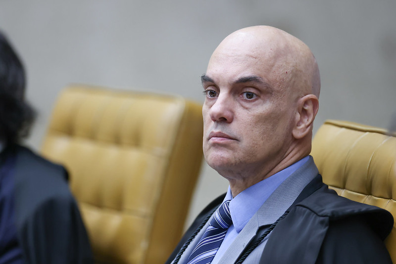 Moraes manda Câmara suspender salário e verbas do gabinete de Carla Zambelli