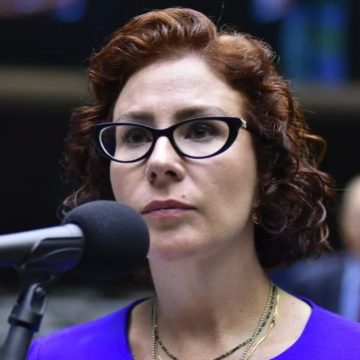Carla Zambelli reage a pedido de prisão preventiva: ‘Vão rasgar a Constituição de novo?’