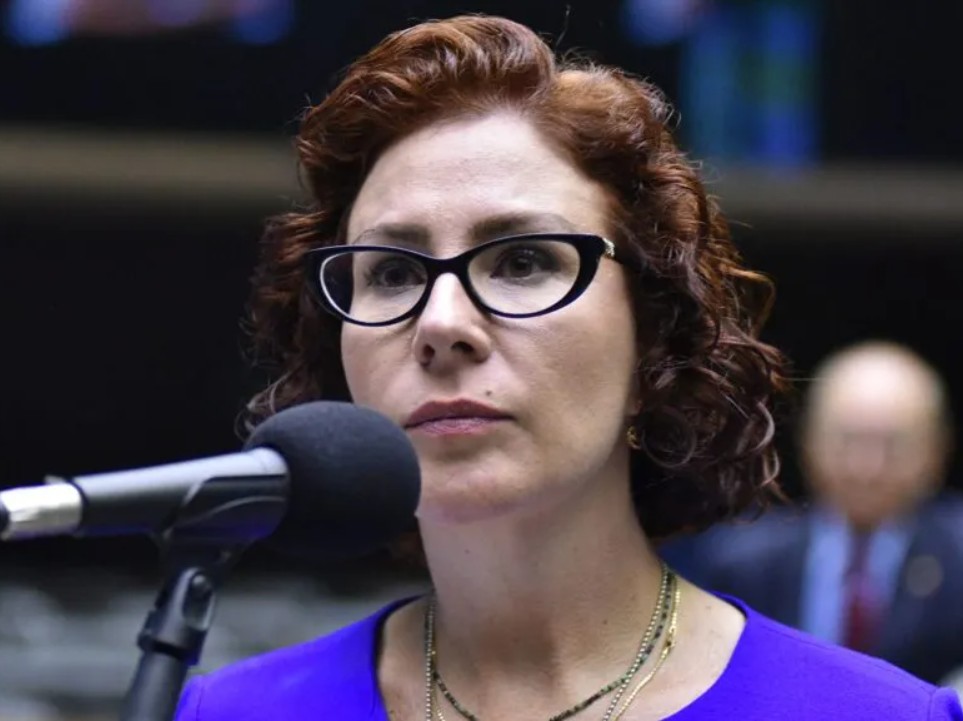 Carla Zambelli reage a pedido de prisão preventiva: ‘Vão rasgar a Constituição de novo?’