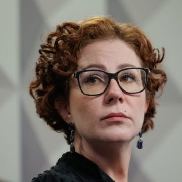 Carla Zambelli saiu do Brasil após condenação e diz que pedirá licença do mandato