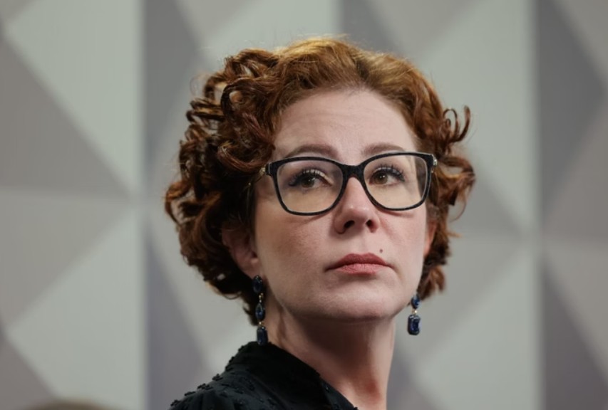 Carla Zambelli saiu do Brasil após condenação e diz que pedirá licença do mandato