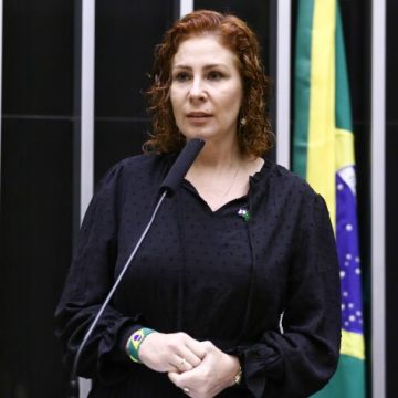 Câmara dos Deputados aprova licença de 127 dias para Carla Zambelli