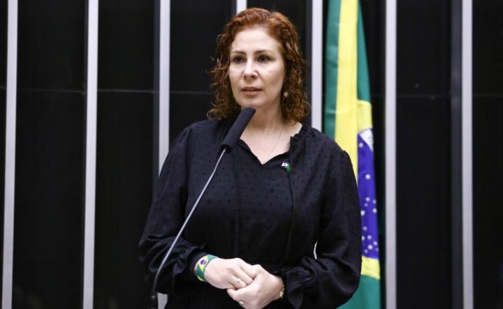 Câmara dos Deputados aprova licença de 127 dias para Carla Zambelli