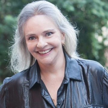 Internada após grave infecção pulmonar, Angela Ro Ro passa por traqueostomia