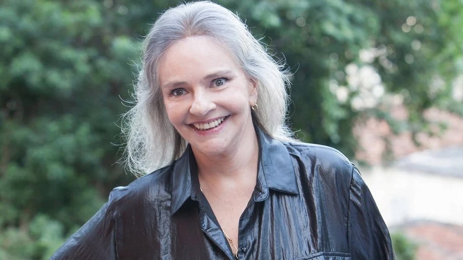 Internada após grave infecção pulmonar, Angela Ro Ro passa por traqueostomia