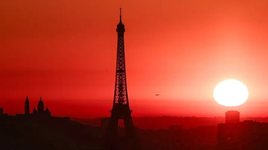 Topo da Torre Eiffel é fechado após alerta vermelho em Paris por onda de calor