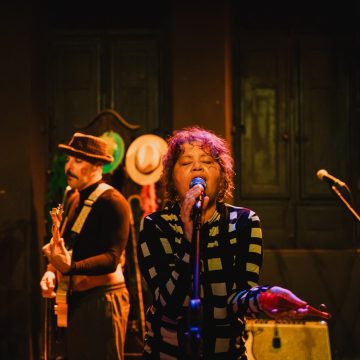 Sandra Simões leva tributo especial a Rita Lee para a Casa da Mãe