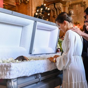 Flor Gil se emociona ao se despedir da tia, Preta Gil, durante velório