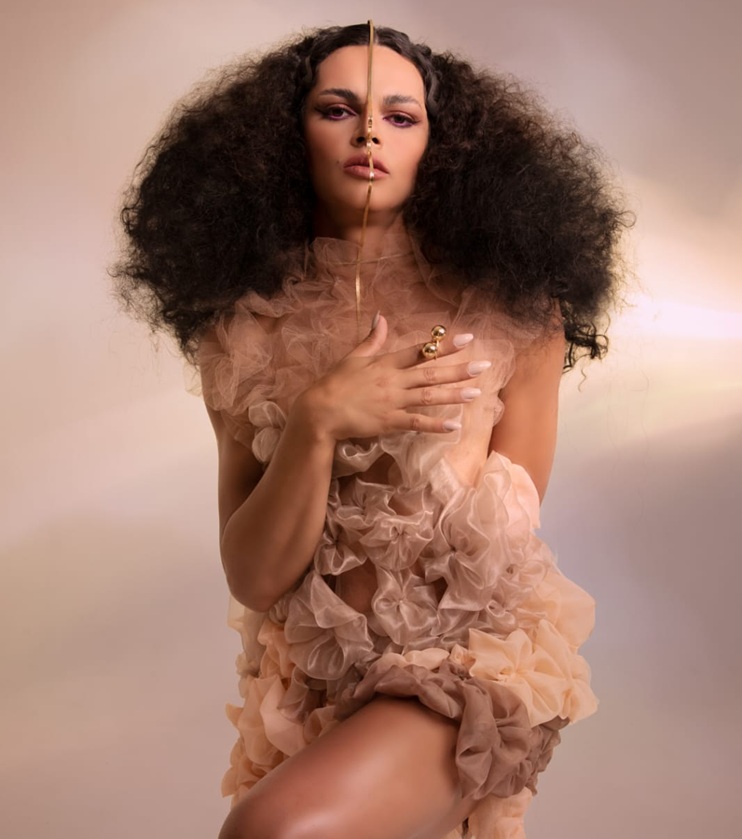 Duas vezes indicada ao Grammy Latino, Assucena estreia show ‘Fluorecente’ na Casa da Mãe