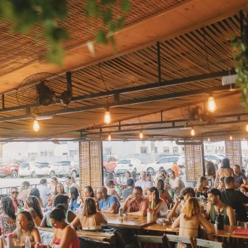 Música ao vivo e happy hour estendido marcam 9 anos de bar em Salvador