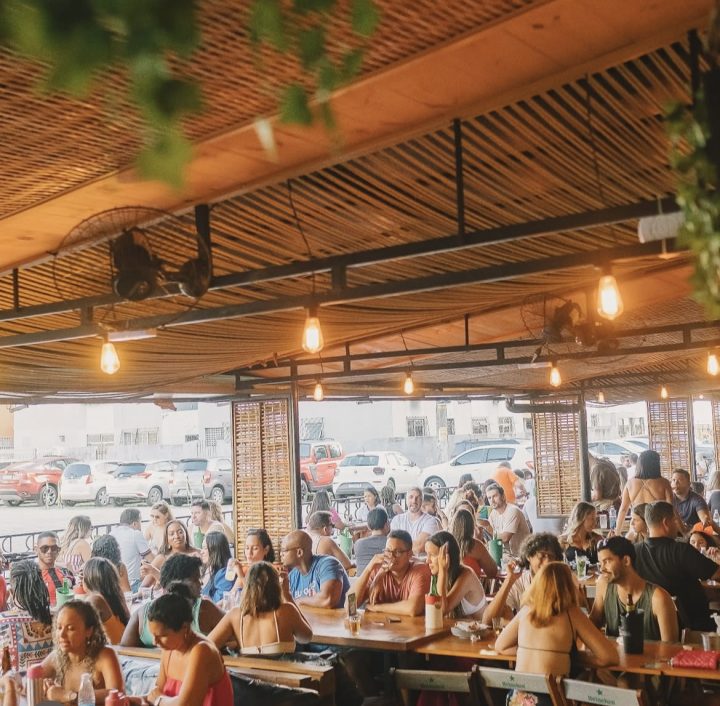 Música ao vivo e happy hour estendido marcam 9 anos de bar em Salvador