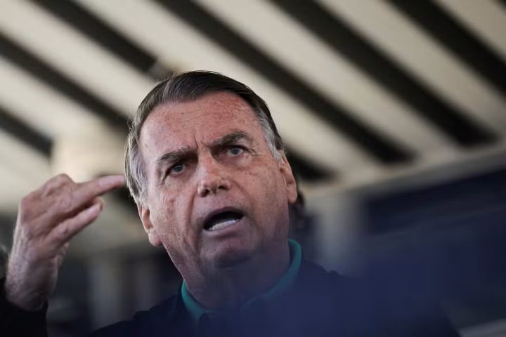 PF cumpre mandados contra Bolsonaro, que é obrigado a usar tornozeleira eletrônica