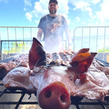 ‘Pereira na Brasa’ recebe o chef Sandro Borges para edição especial dedicada à carne suína