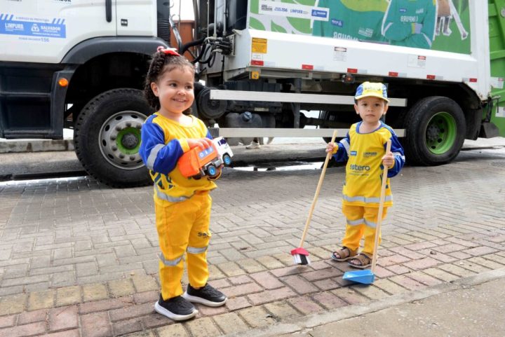 Clubinho Limpurb presenteia crianças de Salvador com uniformes e interação com garis