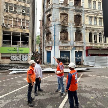 Imóvel atingido por incêndio no Comércio desaba parcialmente