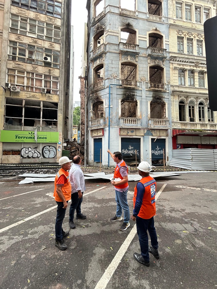 Imóvel atingido por incêndio no Comércio desaba parcialmente