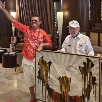 Presidente Lula recebe obra de artista baiano Ed Ribeiro em Salvador