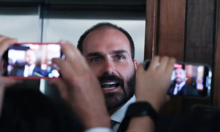 Eduardo Bolsonaro diz que não vai renunciar ao mandato: ‘não haverá recuo’