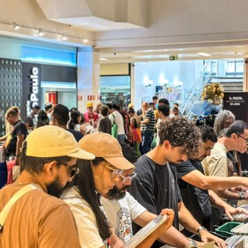 Mais de 10 mil LPs e programação cultural agitam Feira do Vinil em shopping de Salvador