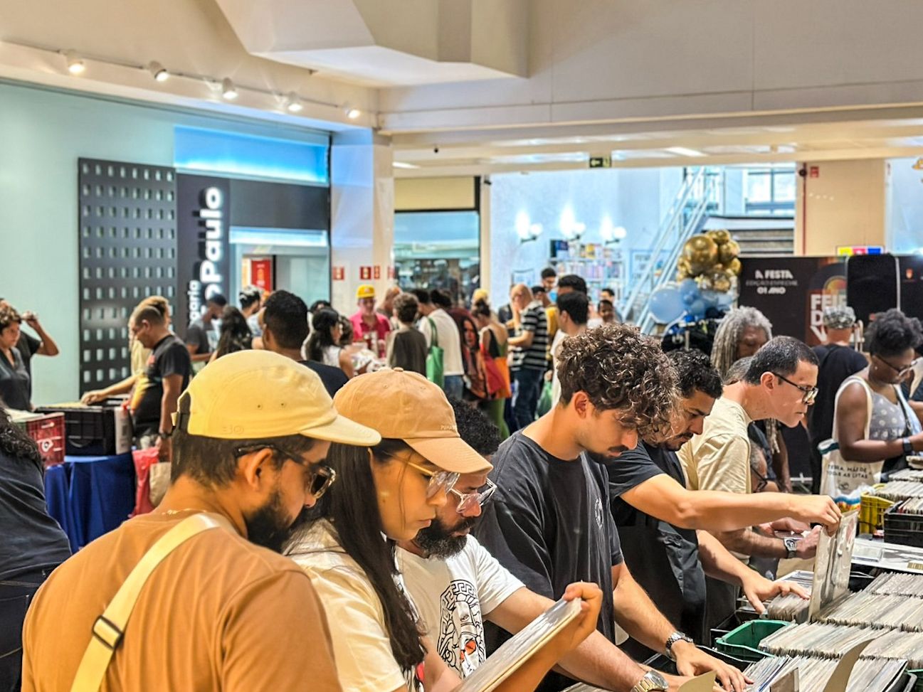 Mais de 10 mil LPs e programação cultural agitam Feira do Vinil em shopping de Salvador