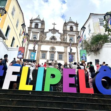 FLIPELÔ 2025 é lançada com encenação de clássico em homenagem a Dias Gomes, na Escadaria do Passo