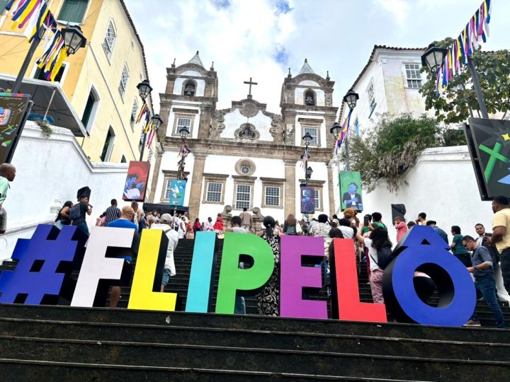 FLIPELÔ 2025 é lançada com encenação de clássico em homenagem a Dias Gomes, na Escadaria do Passo