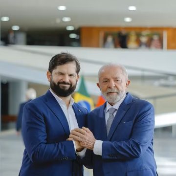 Lula participa de cúpula pela democracia no Chile, em meio a tarifaço de Trump contra o Brasil