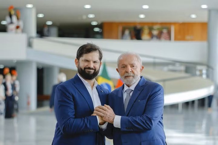 Lula participa de cúpula pela democracia no Chile, em meio a tarifaço de Trump contra o Brasil