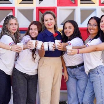 Estudantes baianas criam copos biodegradáveis à base de papel reciclado