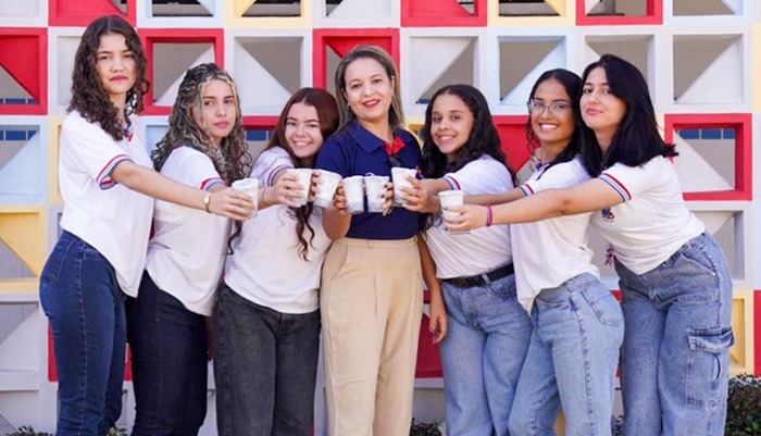 Estudantes baianas criam copos biodegradáveis à base de papel reciclado