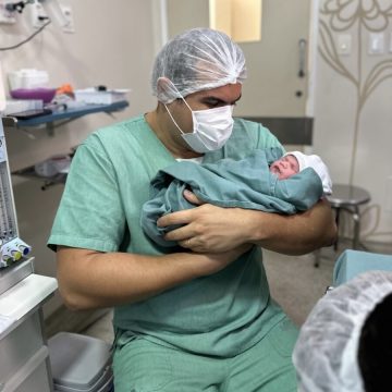 Pai com deficiência visual acompanha nascimento da filha por narração sensorial em hospital de Salvador
