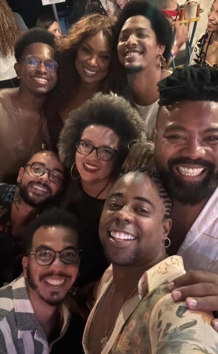 A atriz Cris Vianna ao lado de amigos na reabertura do BOMBAR | Foto: Reprodução/Instagram