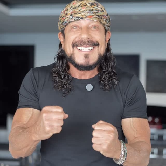 Bell Marques volta a chamar atenção por físico aos 72 anos; cantor explica rotina de cuidados