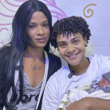 Casal trans de Feira de Santana celebra chegada do filho biológico após enfrentar preconceito