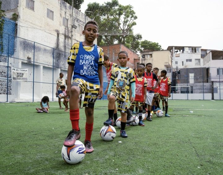 Neoenergia Coelba renova parceria com Esporte Clube Bahia e lança projeto “Torcedor Solidário” para transformar recicláveis em ação social
