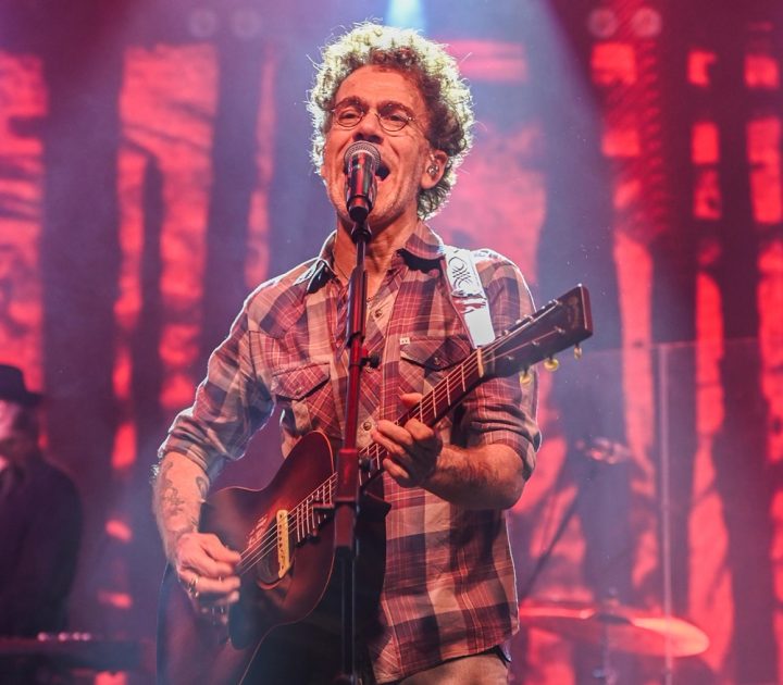 Nando Reis lota a Pupileira em show intimista ao lado do filho; veja fotos