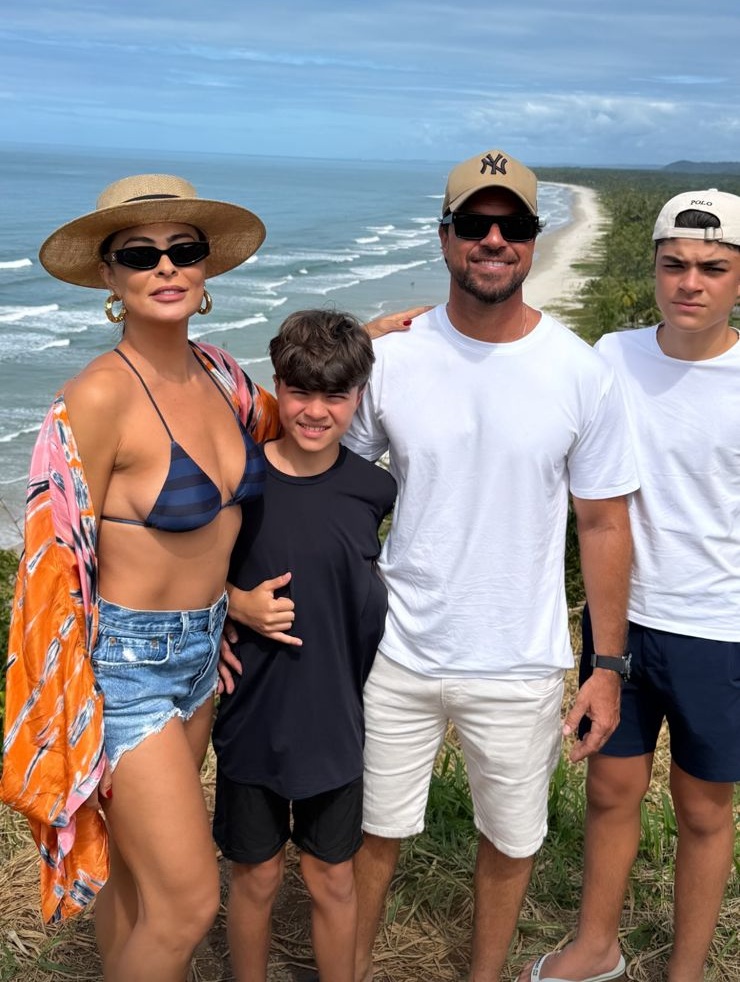 Na Bahia, Juliana Paes celebra 12 anos do filho mais novo em resort pé na areia