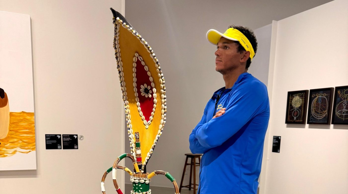 Em Salvador, Isaquias Queiroz visita exposição no MUNCAB e celebra arte afro-brasileira: ‘aprendizado que levo comigo’