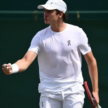 João Fonseca mantém boa fase em Wimbledon, avança à 3ª rodada e iguala melhor campanha em Grand Slams