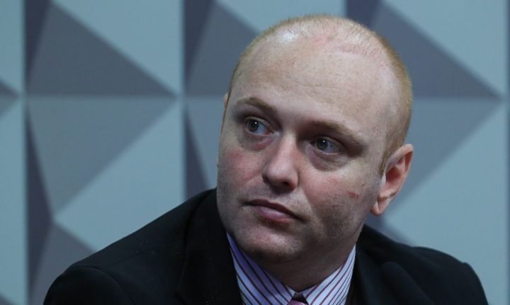 Alexandre de Moraes mantém prisão de Walter Delgatti por invasão ao CNJ; Zambelli segue foragida