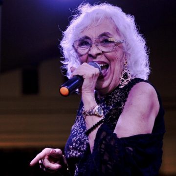 Lussy Dinniz celebra a música e poesia francesa em show especial no Rio Vermelho