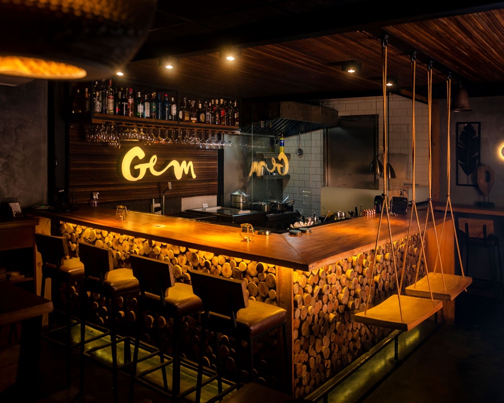 Minibar Gem recebe Sebastian Alarcon e Luli Moreira para noite especial com drinks autorais e o famoso hambúrguer do Nimbos Bar