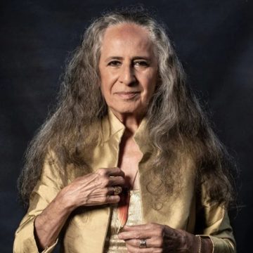 Maria Bethânia revela por que não leva turnê para mais cidades: ‘Ônibus assaltado, polícia, tiro… tá difícil’