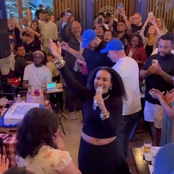 Mariene de Castro faz surpresa e aparece na festa de 1 ano de boteco no Horto Florestal; veja vídeo