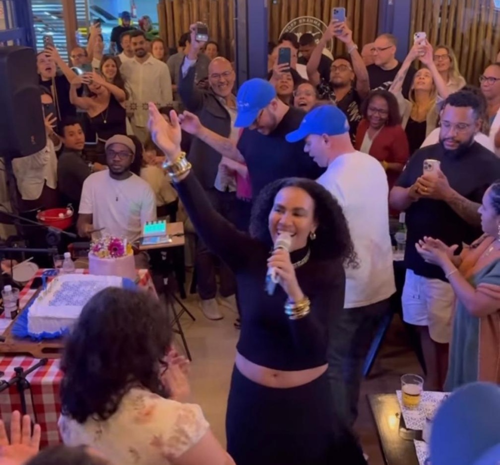 Mariene de Castro faz surpresa e aparece na festa de 1 ano de boteco no Horto Florestal; veja vídeo