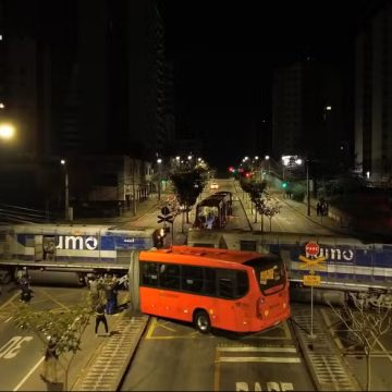 Ônibus parte ao meio após colisão com trem em Curitiba e deixa 11 feridos