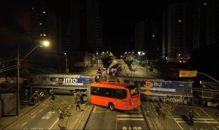 Ônibus parte ao meio após colisão com trem em Curitiba e deixa 11 feridos