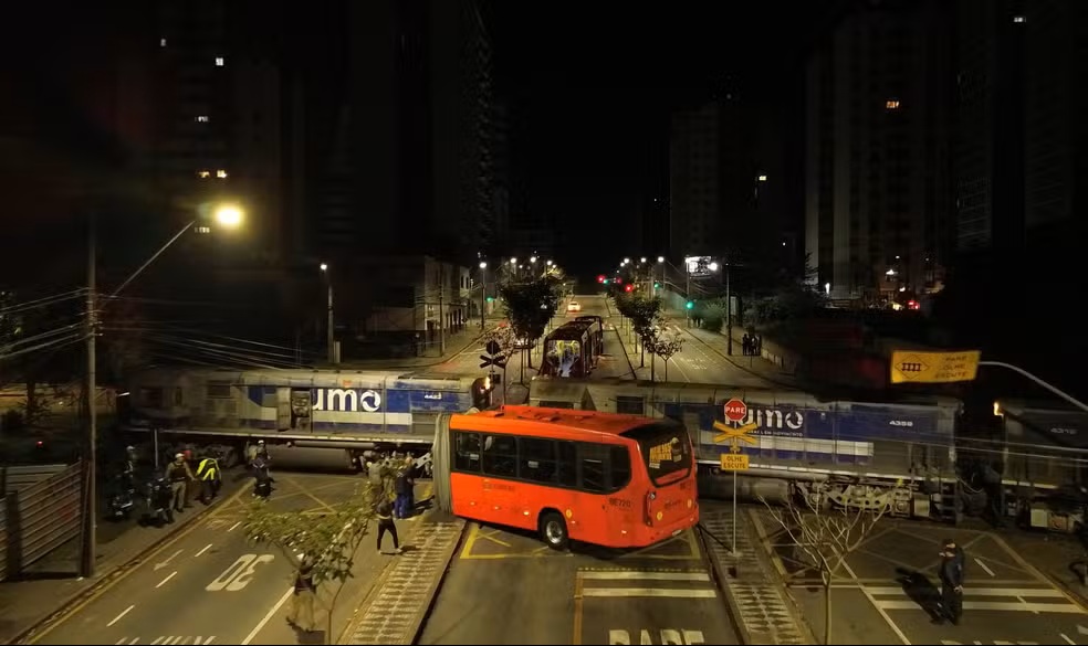 Ônibus parte ao meio após colisão com trem em Curitiba e deixa 11 feridos